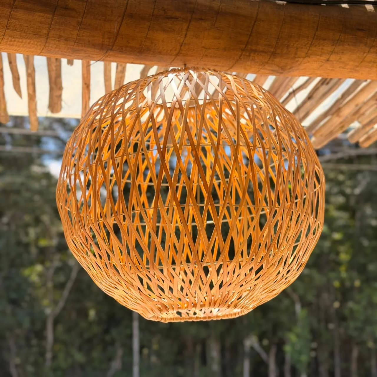 Luminária bola trançada em Fibra sintética 2