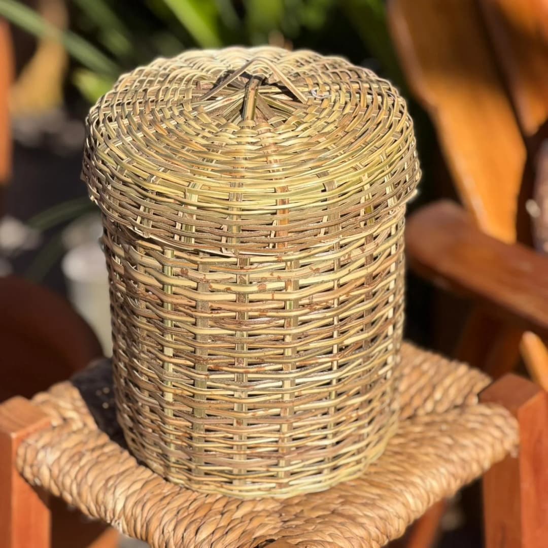 Lixeira Natural Fibra de Dendê - Tampa fechada.