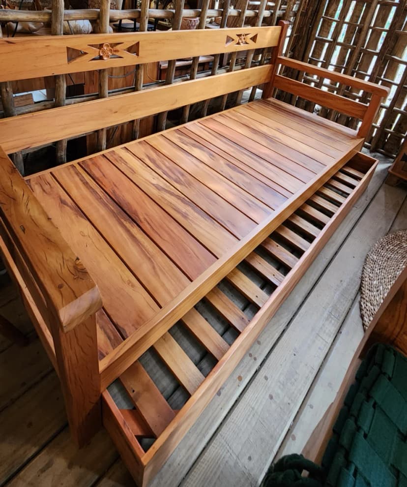 Sofá Cama Madeira Peroba Rosa.