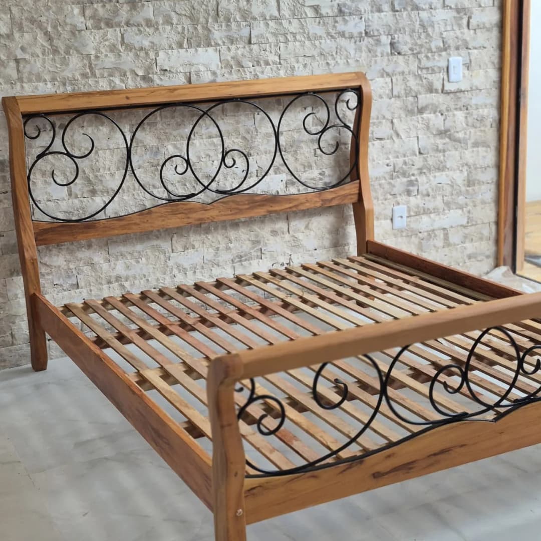Cama De Madeira C/ Detalhe em Ferro - Peroba Rosa