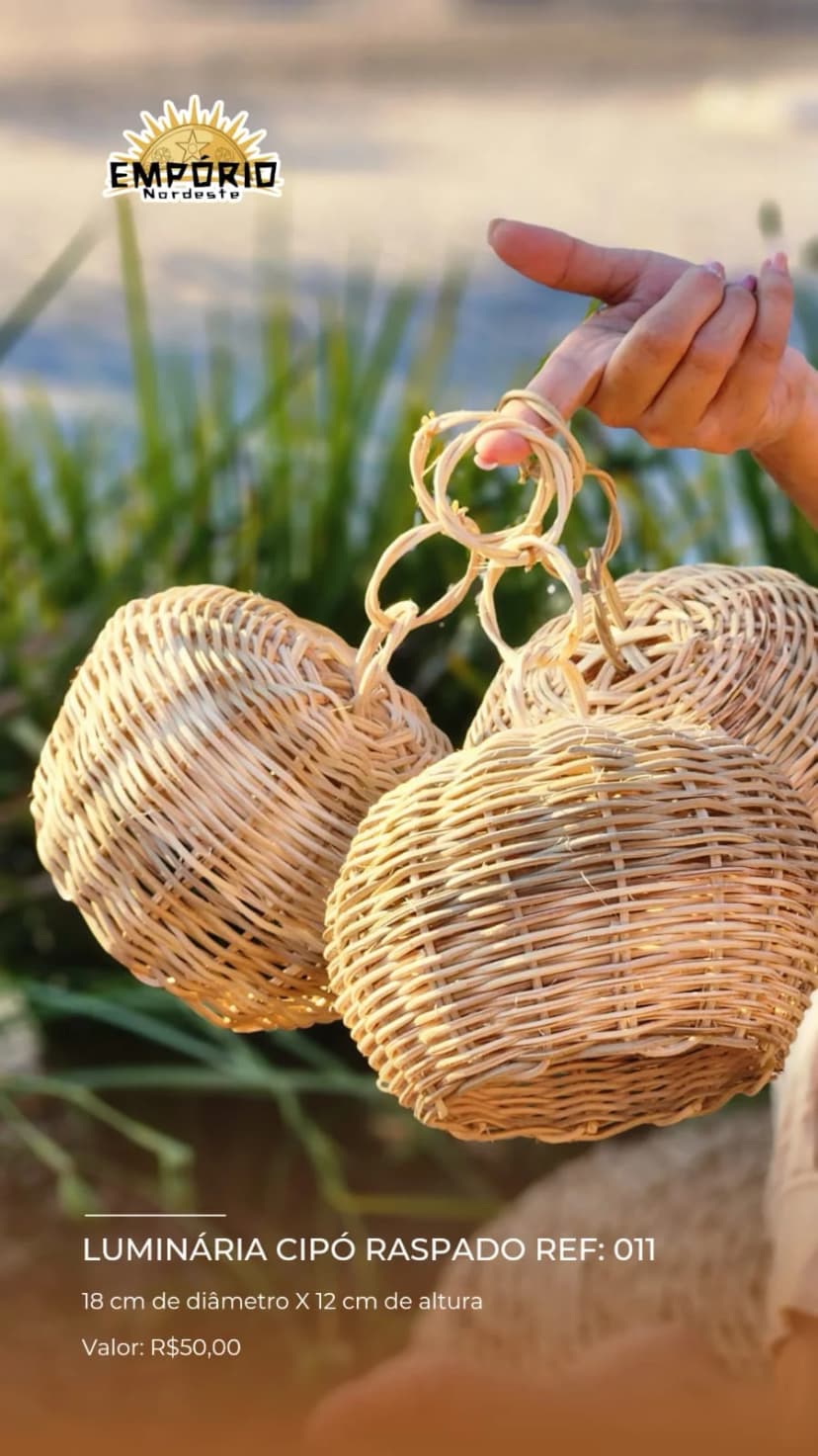 Luminária Maçã 12 x 18 cm em Cipó Raspado