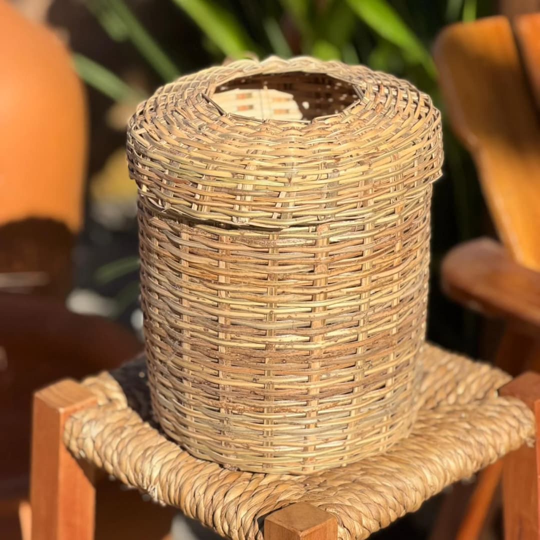Lixeira Natural Fibra de Dendê - Tampa com furo.