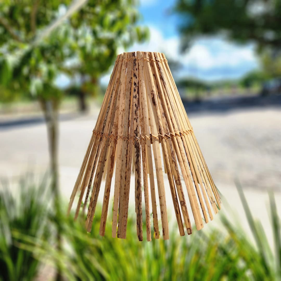 Luminária Cone Fibra de Dendê.