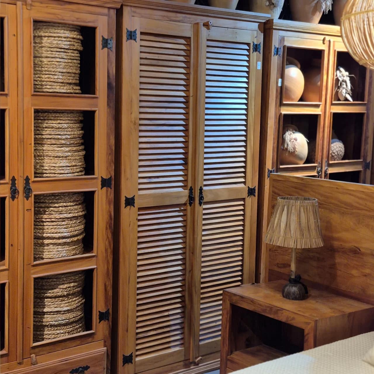 Armário/Guarda-roupa  Veneziana Madeira Peroba Rosa.