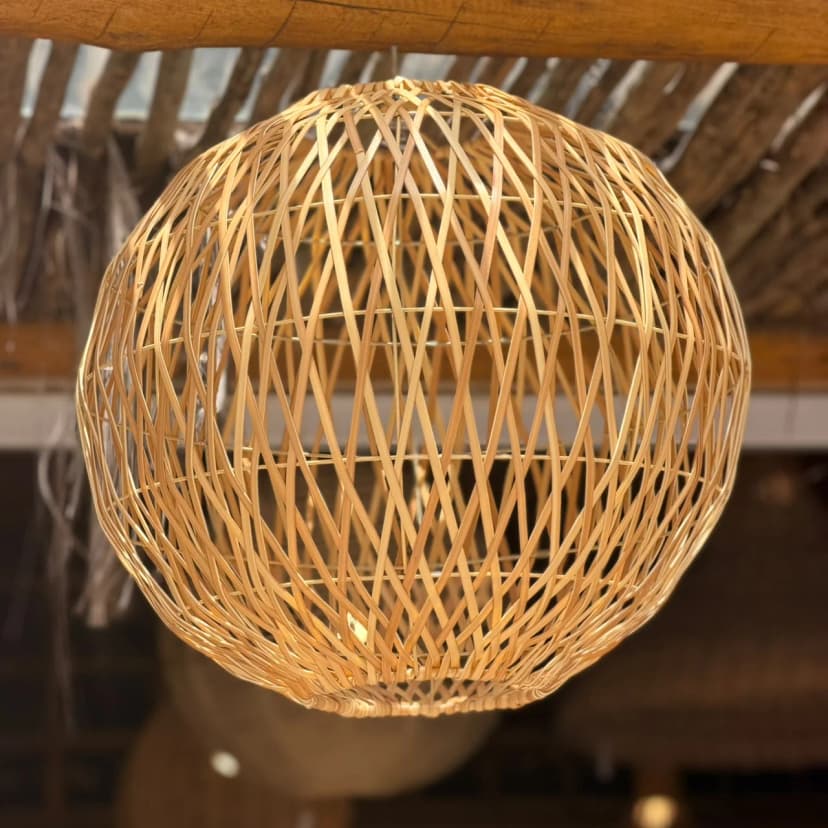 Luminária bola trançada em Fibra sintética